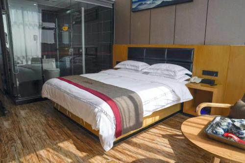 赣州尚客优酒店江西赣州章贡区万象城店的一间卧室配有一张大床和一张桌子