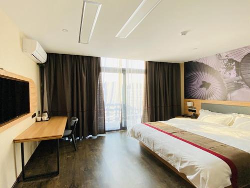 苏州尚客优酒店江苏苏州高新区马涧新天地店的酒店客房设有一张大床和一张书桌。