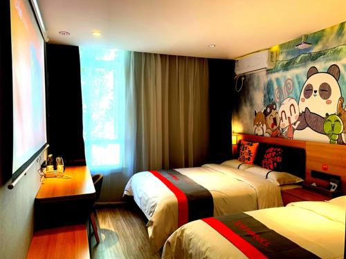 天津骏怡连锁天津津南区大学城平凡道店的酒店客房带两张床和猴子壁画