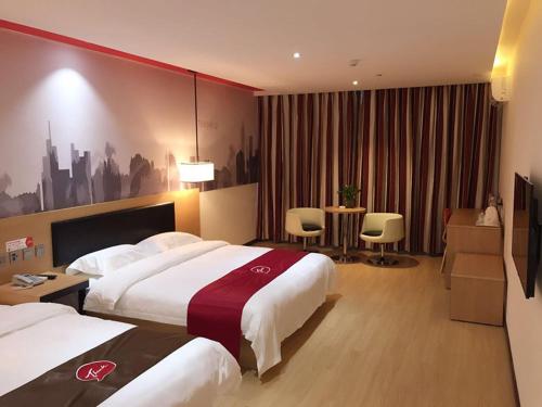 贵阳尚客优酒店贵州贵阳南明区花果园延安南路店的酒店客房设有两张床和一张桌子。