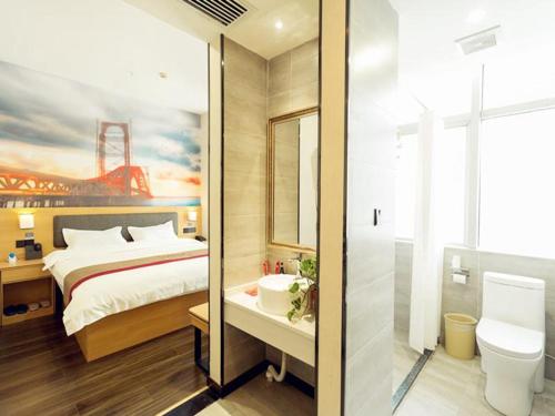 西安尚客优酒店陕西西安未央区高铁北客站店的一间卧室配有一张床,浴室设有水槽