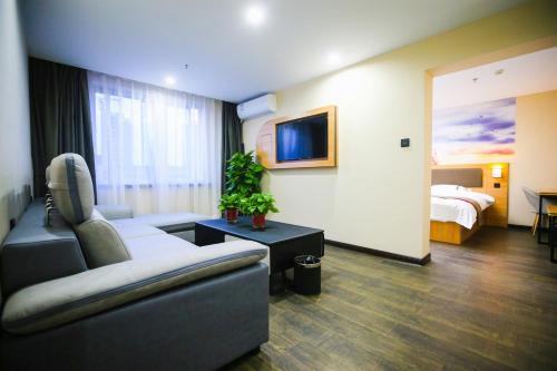 盘锦尚客优酒店辽宁盘锦双台子区火车站店的酒店客房设有一张沙发和一张床