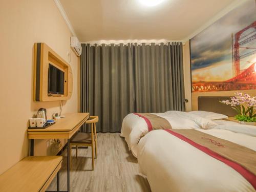 丽江尚客优酒店云南丽江古城区大水车北门店的酒店客房配有两张床和一张书桌
