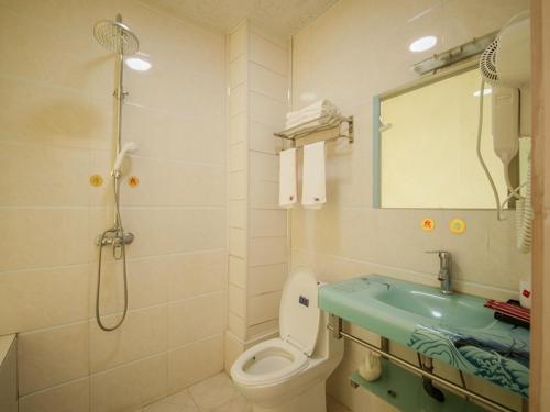 丽江尚客优酒店云南丽江古城区大水车北门店的浴室配有卫生间、盥洗盆和淋浴。
