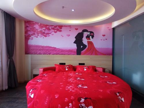 尚客优酒店山东济南济阳县英才学院北校区店的红色的床,有新娘和新郎的画作