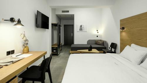 塞萨洛尼基Pillow urban stay的一张床铺、一张桌子和一张床