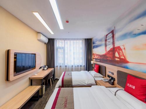洛阳尚客优酒店河南洛阳涧西区建设路店的酒店客房设有两张床和一台平面电视。