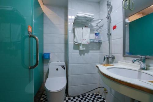 深圳骏怡连锁广东深圳盐田区中英街店的一间带卫生间和水槽的浴室