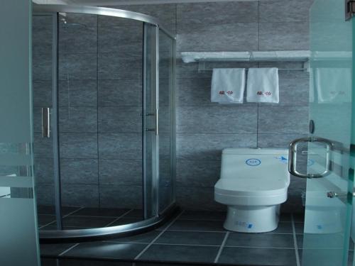 廊坊骏怡连锁河北廊坊广阳区廊坊站店的浴室设有卫生间和带毛巾的淋浴。