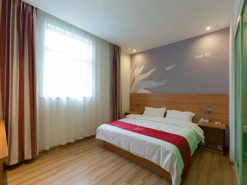 徐州尚客优酒店江苏徐州泉山区云龙湖店的一间卧室设有一张大床和一个大窗户
