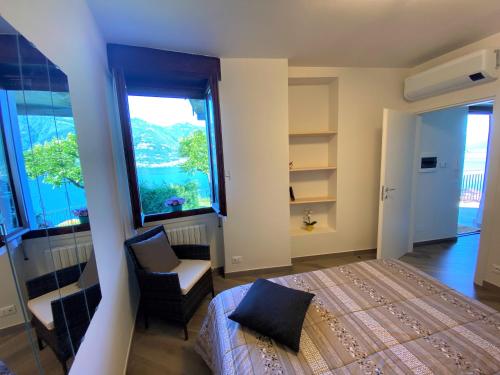 莱泽诺Il Bellavista的卧室配有床、椅子和窗户。