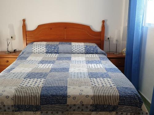 CampanoPinar de Don Jesus Sagitario的床上有蓝色和白色的被子