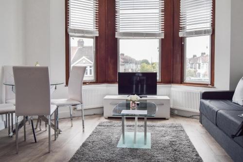 HornchurchMorland Apartments - Hornchurch的客厅配有沙发和带电视的桌子