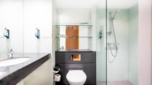 卢顿伦敦卢顿机场假日酒店&度假村的一间带卫生间和玻璃淋浴间的浴室
