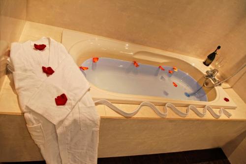科克舍套Plaza Hotel的带浴缸和浴袍的客房