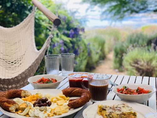 玛尔盖姆拉green island的一张桌子,上面放着两盘食物和香肠