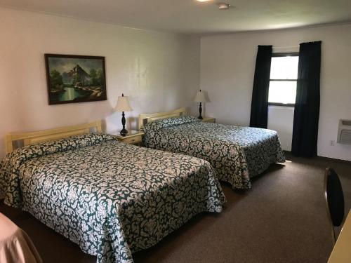 The Evergreen Motel in Kansas客房内的一张或多张床位
