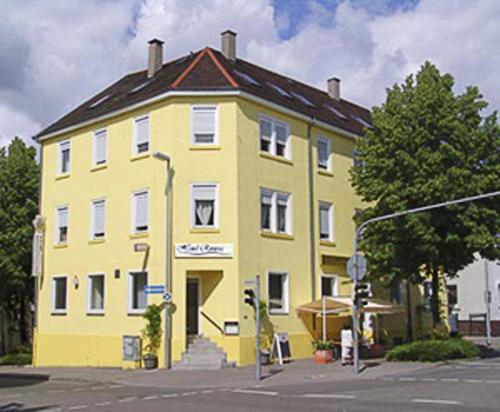 路德维希堡里维埃拉酒店的街道拐角处的黄色建筑
