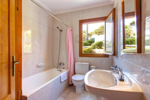 苏昂博Villa Olivera的带浴缸、盥洗盆和卫生间的浴室