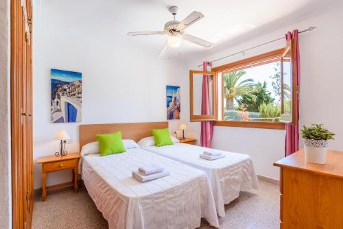 苏昂博Villa Olivera的一间卧室设有两张床和窗户。