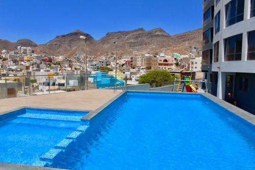 明德卢Mindelo Apartments的一座城市建筑屋顶上的游泳池