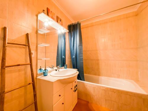 拉戈斯Sea View Apartment by Beach & Marina #1869的浴室配有盥洗盆和浴缸。