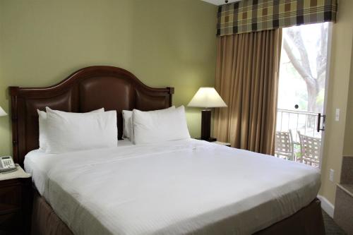 奥兰多赛普拉斯波特钻石度假村的一张位于酒店客房的大床,设有窗户