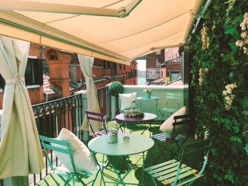 威尼斯阿侉玛瑞精品住宿加早餐旅馆的阳台的天井配有桌椅
