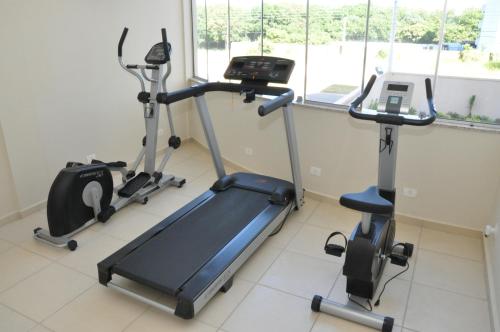 瓜拉廷格塔Lotus Hotel - à 6 km do Santuário de Aparecida-SP的健身房设有两辆健身自行车和跑步机