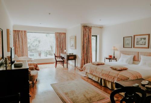 阿尔科巴萨查莱特冯特诺瓦酒店的一间卧室配有一张大床、一张桌子和一张书桌
