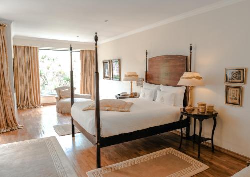 阿尔科巴萨查莱特冯特诺瓦酒店的一间卧室配有一张床和一张带台灯的桌子