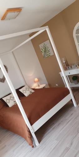 Bordeaux-Saint-ClairLe cosy de sarah的一间卧室配有带梯子的双层床