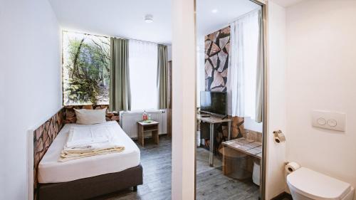 米赫拉克尔施费斯艾克酒店的酒店客房设有床和窗户。