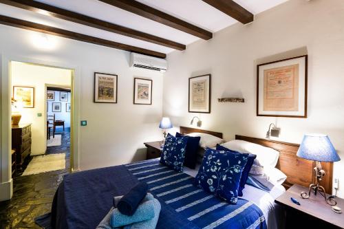波塔莱格雷大金塔杜拉达酒店的一间卧室配有一张带蓝色枕头的大床