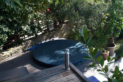 尼姆四只熊住宿加早餐旅馆的后院的小型游泳池,设有木甲板