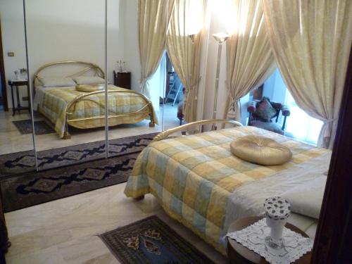 卡波罗纳Villa Casa Gemelli的一间卧室配有两张床和镜子
