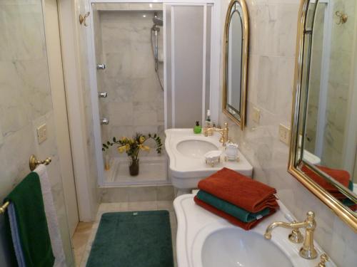 卡波罗纳Villa Casa Gemelli的白色的浴室设有水槽和淋浴。
