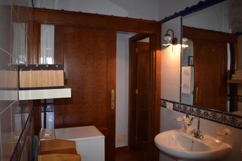 蒂哈拉费Casa Rosa的一间带水槽、卫生间和镜子的浴室
