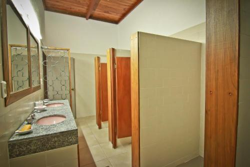 埃斯特角城Hostel Punta Ballena Bar的一间带水槽和镜子的浴室