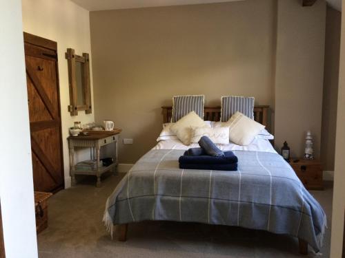 Milborne Saint AndrewGuest Suite at 31 Little England的一间卧室配有一张带蓝色毯子的床