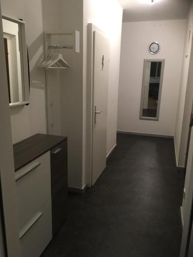 林茨Appartement Top 7的厨房配有白色橱柜和走廊