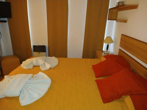 费德拉西翁拉洛马公寓式酒店的一间卧室配有一张带两个枕头的床