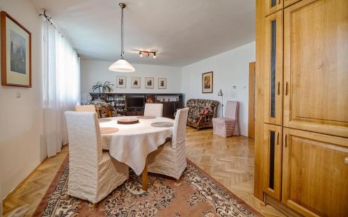 雷德尼斯Apartmán u lázní Lednice的一间配备有白色桌椅的用餐室