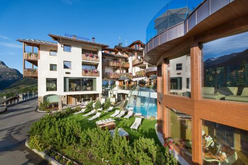 利维尼奥Hotel Baita Montana的享有带游泳池的建筑的空中景致