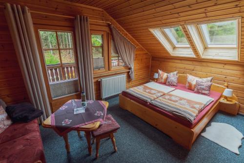 HundshübelGaststätte und Pension Zum Torfstich的一间卧室设有一张床和两个窗户。