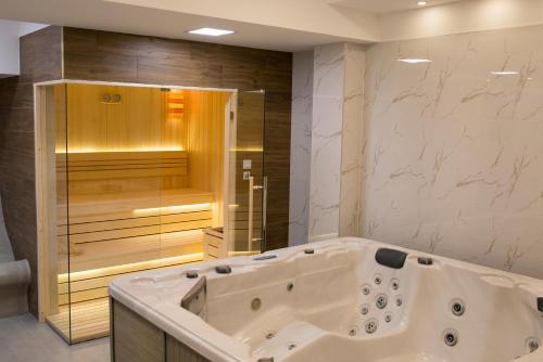 莱斯科瓦茨Hotel Bella Nella的大型浴室设有浴缸和淋浴。