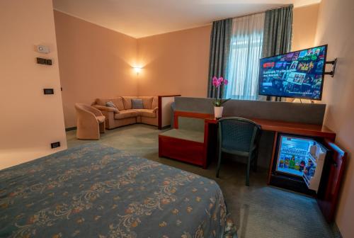 瓦尔多比亚德内戴安娜酒店的配有一张床和一台平面电视的酒店客房