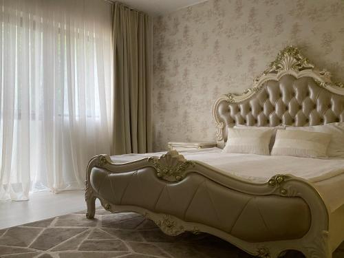 RojişteaResort Plaza Lake的一间卧室设有一张大床和大窗户