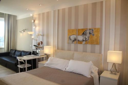 佩斯卡拉B&B Pescara Centro Luxury Suite的一间卧室配有一张床和一个沙发