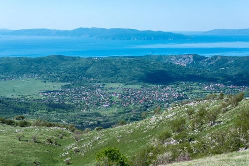 DražiceApartman Dražice-Grobnik的从山顶上欣赏海景